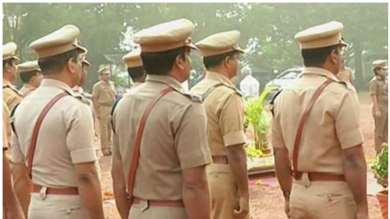 വിവാഹ സല്ക്കാരത്തിന് പൊലീസ് അകമ്പടി; മുഖ്യമന്ത്രിക്ക് പരാതി നൽകി പൊലീസ് അസോസിയേഷൻ വിവാഹ സല്ക്കാരത്തിന് പൊലീസ് അകമ്പടി; മുഖ്യമന്ത്രിക്ക് പരാതി നൽകി പൊലീസ് അസോസിയേഷൻ