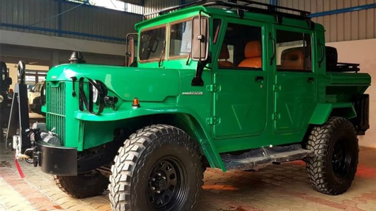 धोनी ने खरीदा 1 टन वजन वाली SUV, देखने जुटी फैन्स की भीड़ धोनी ने खरीदा 1 टन वजन वाली SUV, देखने जुटी फैन्स की भीड़