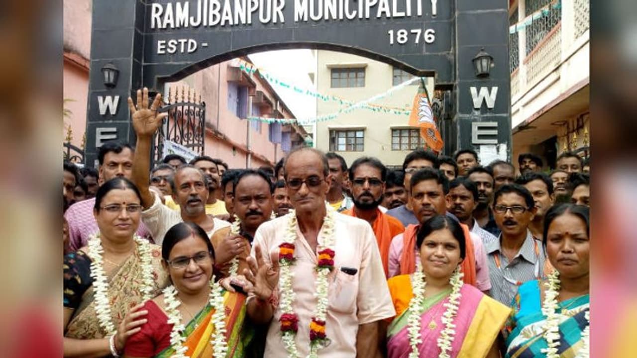 সংখ্যার বিচারে এগিয়ে, আইনি প্রক্রিয়া ছাড়াই পুরসভার দখল নিল বিজেপি সংখ্যার বিচারে এগিয়ে, আইনি প্রক্রিয়া ছাড়াই পুরসভার দখল নিল বিজেপি