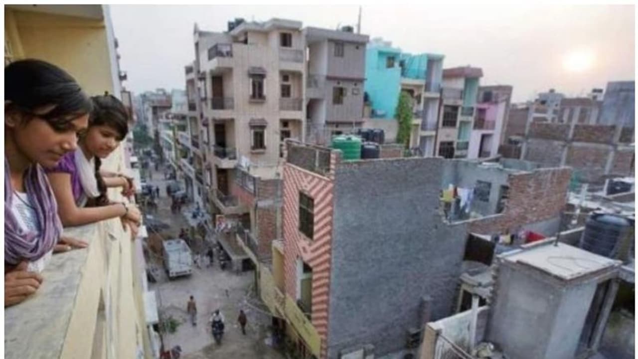 തെരഞ്ഞെടുപ്പിന് മുമ്പ് നിര്ണായക നീക്കം; ദില്ലിയിലെ അനധികൃത കോളനികളിലെ താമസക്കാര്ക്ക് ഉടമസ്ഥാവകാശം നല്കി കേന്ദ്രം തെരഞ്ഞെടുപ്പിന് മുമ്പ് നിര്ണായക നീക്കം; ദില്ലിയിലെ അനധികൃത കോളനികളിലെ താമസക്കാര്ക്ക് ഉടമസ്ഥാവകാശം നല്കി കേന്ദ്രം