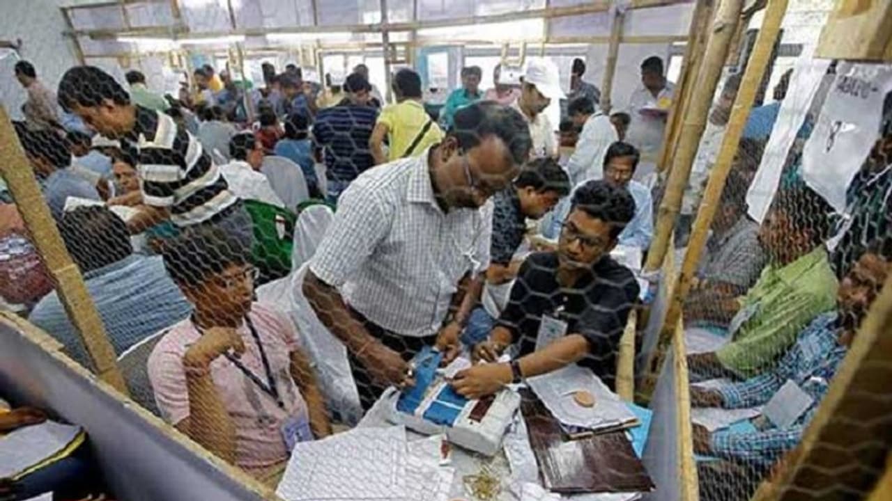 Election Results 2019:పోస్టల్ బ్యాలెట్లో బీజేపీ ముందంజ Election Results 2019:పోస్టల్ బ్యాలెట్లో బీజేపీ ముందంజ