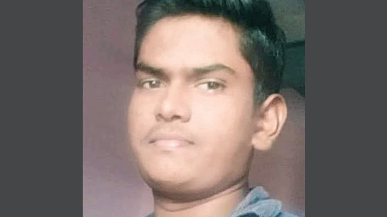 ಬೆಂಗಳೂರು : ರೈಲಿಗೆ ತಲೆಕೊಟ್ಟು ಟಾಪರ್ ವಿದ್ಯಾರ್ಥಿ ಸಾವು ಕಾಲೇಜಲ್ಲಿ ರ್ಯಾಗಿಂಗ್? ಬೆಂಗಳೂರು : ರೈಲಿಗೆ ತಲೆಕೊಟ್ಟು ಟಾಪರ್ ವಿದ್ಯಾರ್ಥಿ ಸಾವು ಕಾಲೇಜಲ್ಲಿ ರ್ಯಾಗಿಂಗ್?