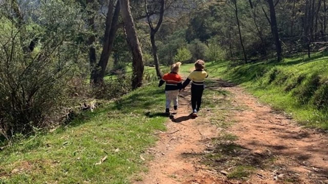 छुट्टी में बच्चों की तस्वीर खींच रही थी मां, इतनी नजदीक पहुंच गई मौत छुट्टी में बच्चों की तस्वीर खींच रही थी मां, इतनी नजदीक पहुंच गई मौत