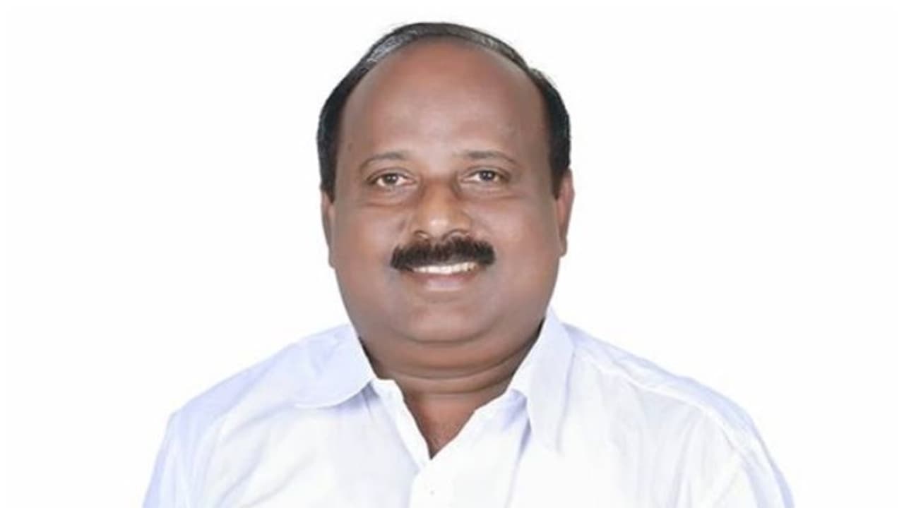 എറണാകുളത്ത് അഞ്ചാം റൗണ്ട് പൂർത്തിയായി; മുന്നില് ടി ജെ വിനോദ്, വോട്ടില് വൻ ഇടിവ് എറണാകുളത്ത് അഞ്ചാം റൗണ്ട് പൂർത്തിയായി; മുന്നില് ടി ജെ വിനോദ്, വോട്ടില് വൻ ഇടിവ്