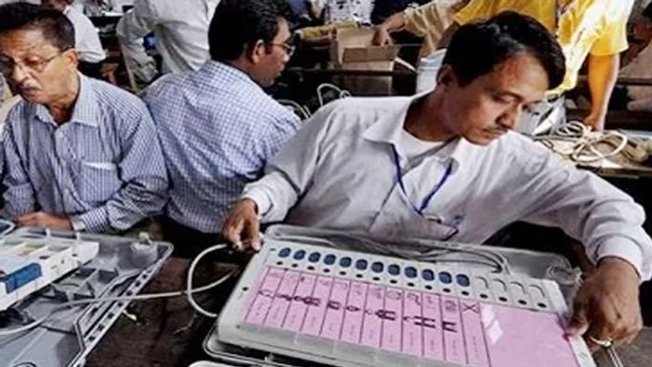 18 राज्यों में हुए विधानसभा और लोकसभा उपचुनाव के नतीजे कुछ ही देर में 18 राज्यों में हुए विधानसभा और लोकसभा उपचुनाव के नतीजे कुछ ही देर में