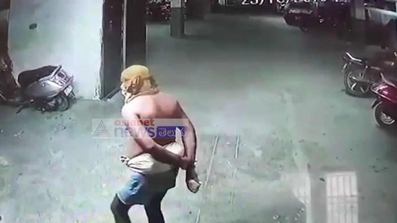 ప్రియుడి ఇంటి ముందు ధర్నా చేసిన ప్రియురాలు.. ఆమె చెడ్డీ గ్యాంగ్ లో సభ్యురాలు..