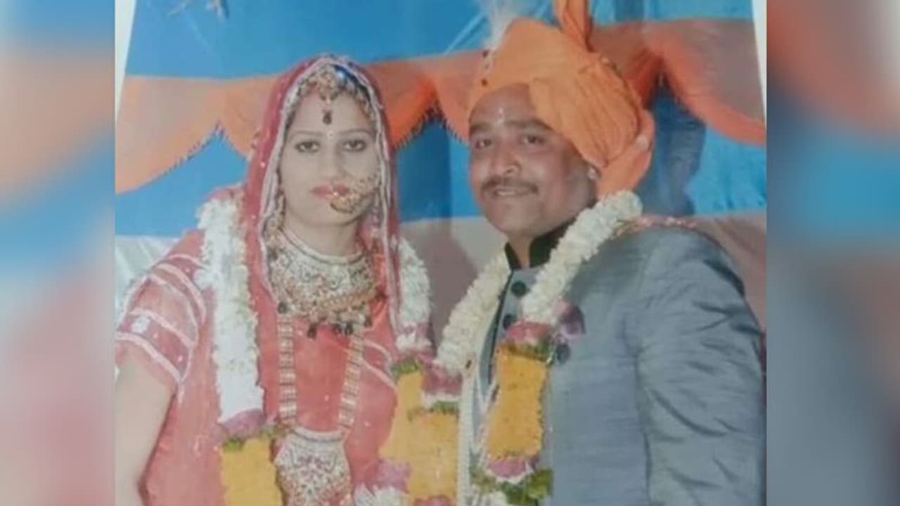 प्रेमी के संग फोटो वायरल करके पति को दिया संदेश अच्छा तो हम चलते हैं प्रेमी के संग फोटो वायरल करके पति को दिया संदेश अच्छा तो हम चलते हैं