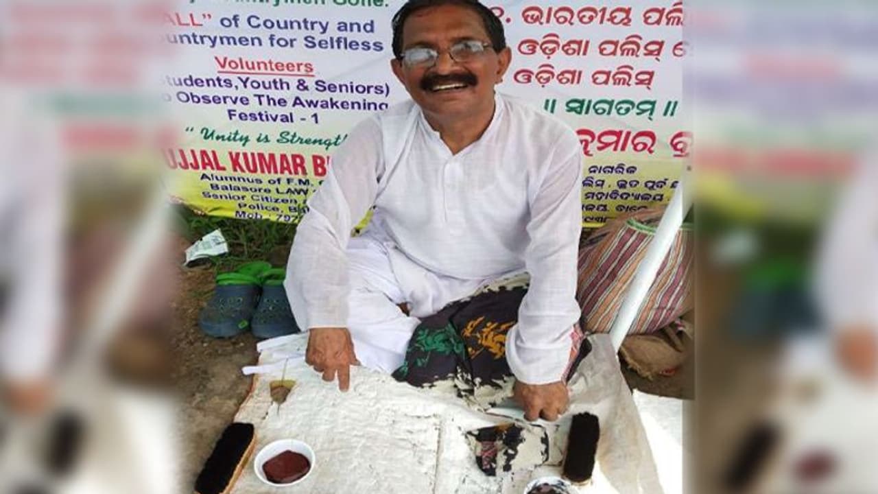 थाने के बाहर जूता पॉलिश कर रहे उड़ीसा के यह पूर्व SP, जानिए क्यों आई ऐसी नौबत थाने के बाहर जूता पॉलिश कर रहे उड़ीसा के यह पूर्व SP, जानिए क्यों आई ऐसी नौबत