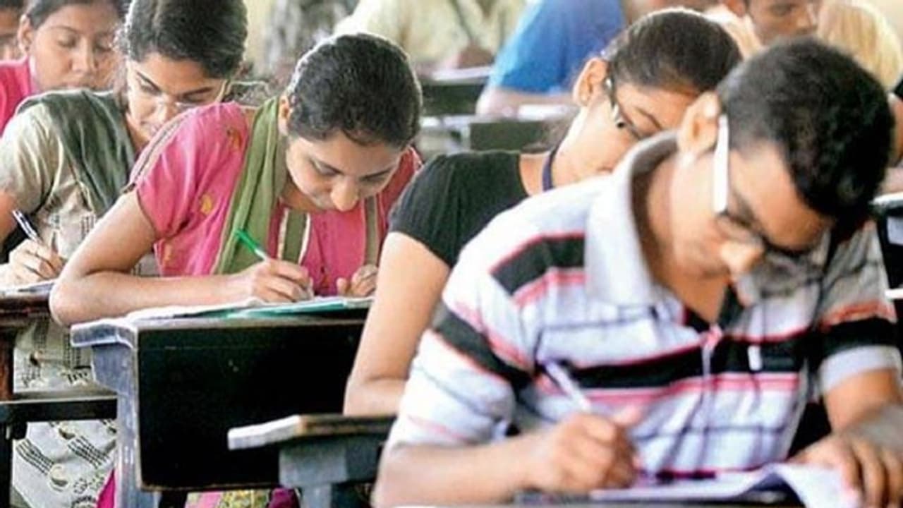 ಕನ್ನಡಿಗರಿಗೆ ಕ್ಲರ್ಕ್ ಪರೀಕ್ಷೆಯಲ್ಲೂ ‘ಕೇರಳ’ ತಾರತಮ್ಯ! ಕನ್ನಡಿಗರಿಗೆ ಕ್ಲರ್ಕ್ ಪರೀಕ್ಷೆಯಲ್ಲೂ ‘ಕೇರಳ’ ತಾರತಮ್ಯ!