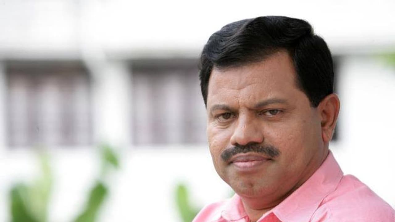 ജ്വല്ലറി നിക്ഷേപ തട്ടിപ്പ്; 'കമറുദ്ദീന് എംഎല്എയെ ഉടന് അറസ്റ്റ് ചെയ്യണം', പ്രതിഷേധ മാര്ച്ചുമായി നിക്ഷേപകര് ജ്വല്ലറി നിക്ഷേപ തട്ടിപ്പ്; 'കമറുദ്ദീന് എംഎല്എയെ ഉടന് അറസ്റ്റ് ചെയ്യണം', പ്രതിഷേധ മാര്ച്ചുമായി നിക്ഷേപകര്