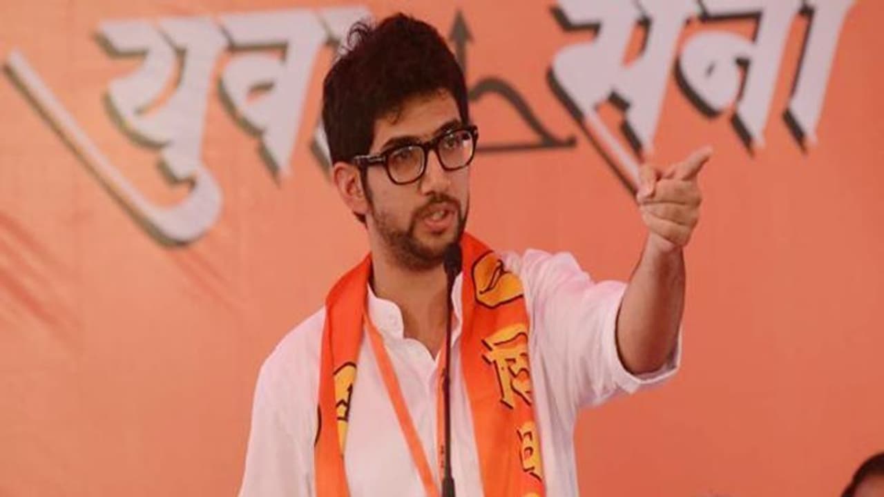 बाल ठाकरे जैसा बनना है मगर उनके जैसी कट्टर सोच नहीं रखते हैं छोटे ठाकरे! बाल ठाकरे जैसा बनना है मगर उनके जैसी कट्टर सोच नहीं रखते हैं छोटे ठाकरे!