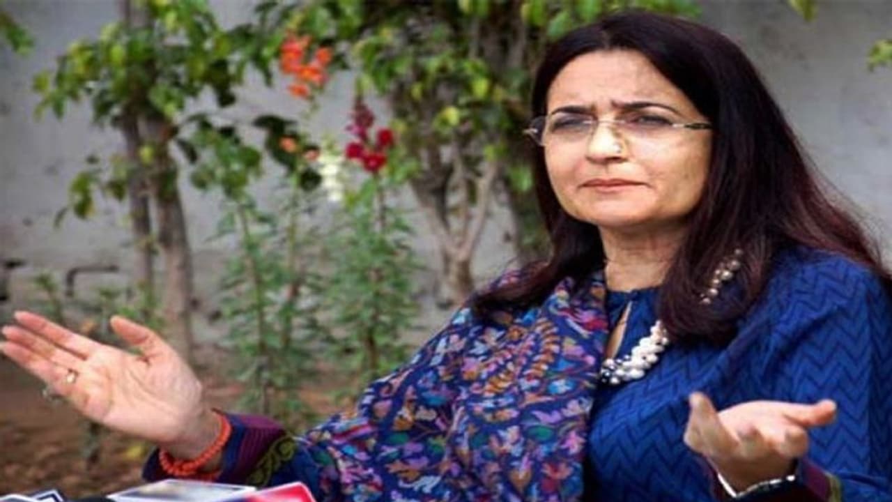 हेलिकॉप्टर एक्सीडेंट में हो चुकी है पति की मौत, इनके कंधे पर ससुर की विरासत को बचाने की चुनौती हेलिकॉप्टर एक्सीडेंट में हो चुकी है पति की मौत, इनके कंधे पर ससुर की विरासत को बचाने की चुनौती