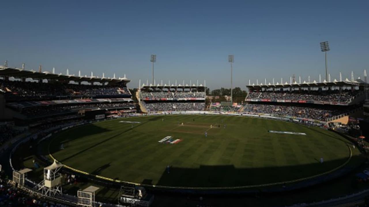 மத்த ஸ்டேடியம்லாம் எதுக்கு கட்டி கெடக்கு..? பல்லாங்குழி ஆடுறதுக்கா..?