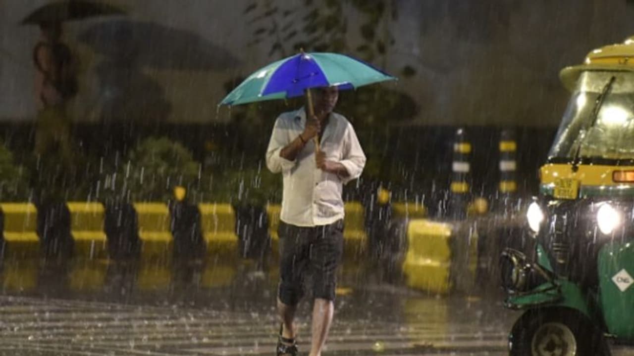 அடுத்த 24 மணி நேரத்தில் , மொத்தம் 12 மாவட்டங்களில் அடித்து ஊத்தப் போகுது...!! கடலோர மாவட்டங்களுக்கு கூடுதல் எச்சரிக்கை..!!