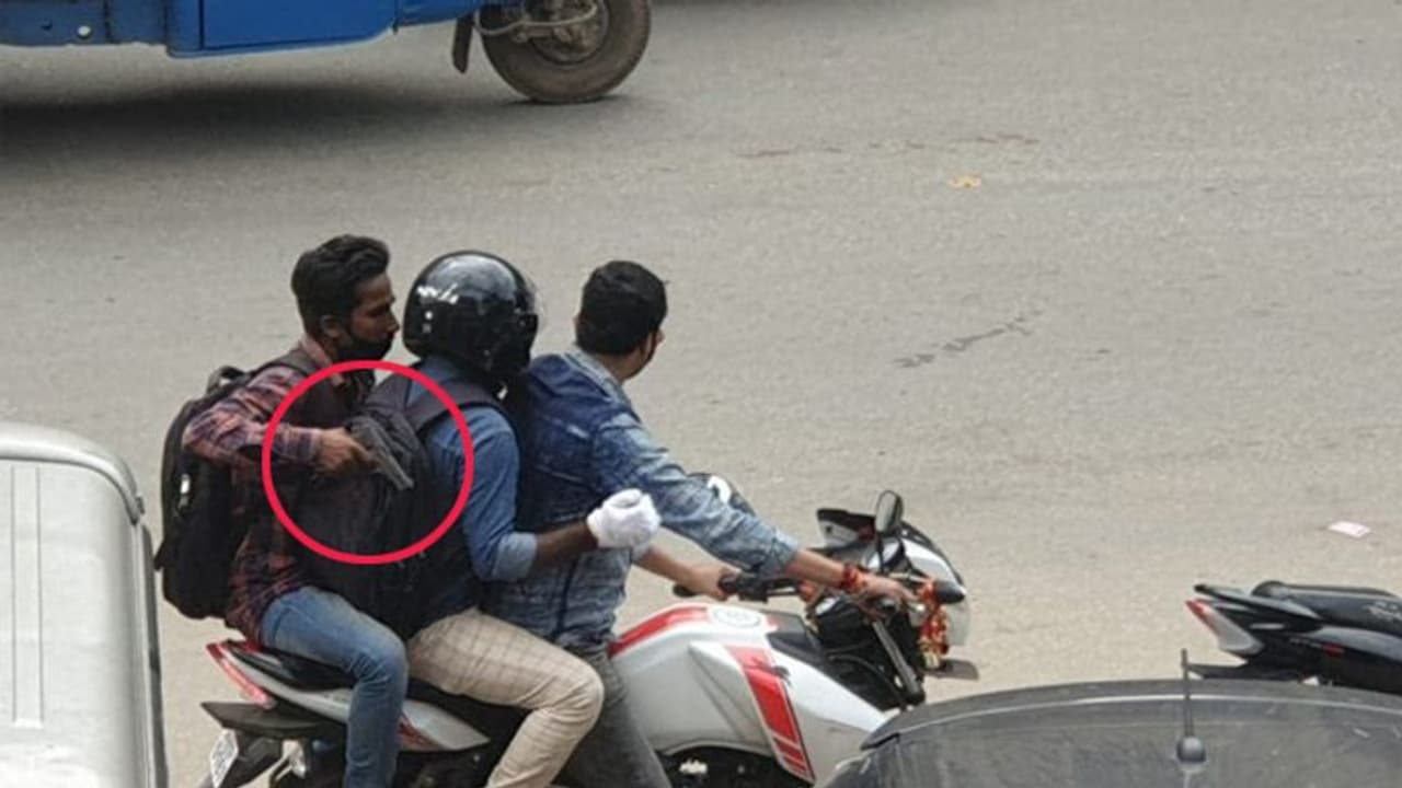 यह तस्वीर दिखाती है कि गुंडे कितने बेखौफ हैं, जानिए पूरा मामला यह तस्वीर दिखाती है कि गुंडे कितने बेखौफ हैं, जानिए पूरा मामला