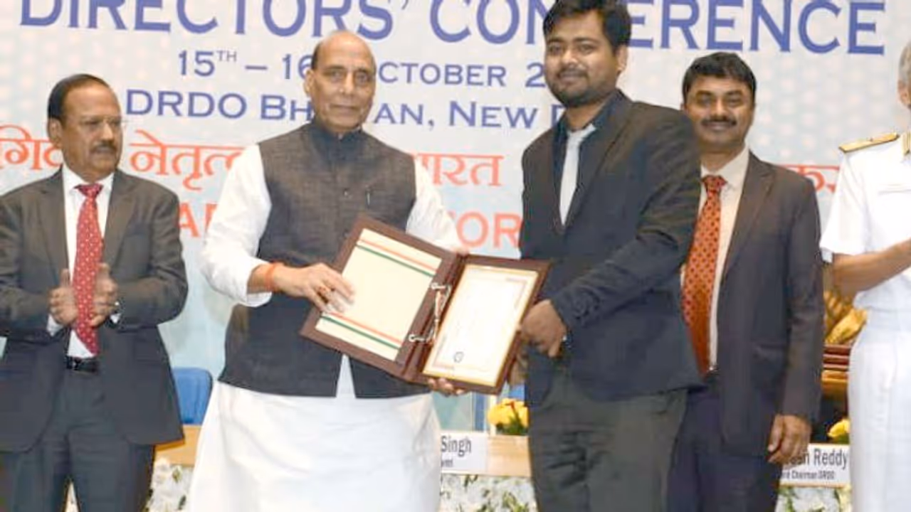 ৩০ সেকেন্ডে বন্ধ হবে রক্তক্ষরণ, নয়া আবিষ্কারে তাক লাগিয়ে দিল বর্ধমানের তরুণ ৩০ সেকেন্ডে বন্ধ হবে রক্তক্ষরণ, নয়া আবিষ্কারে তাক লাগিয়ে দিল বর্ধমানের তরুণ