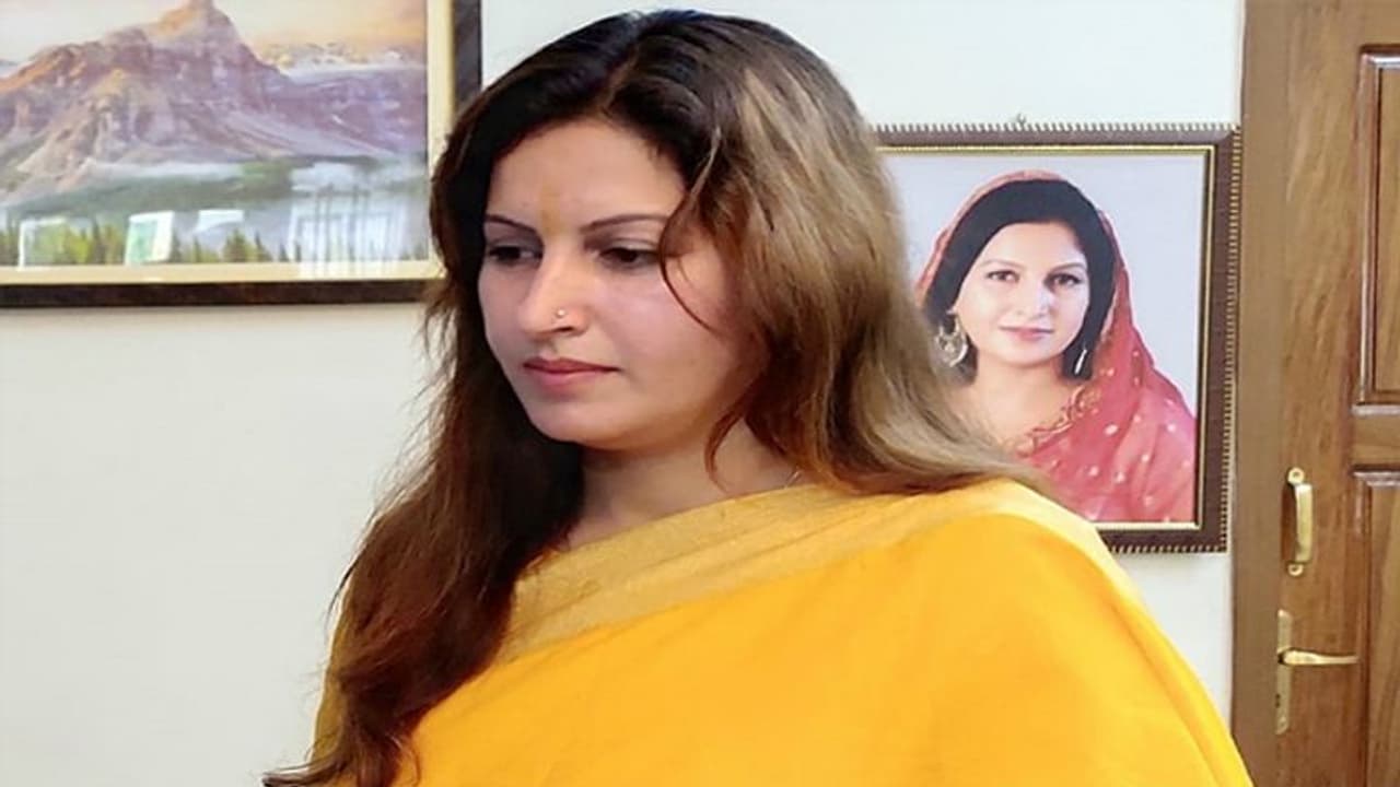 आदमपुर की सीट पर इस दिग्गज से हारी भाजपा की टिक टॉक स्टार आदमपुर की सीट पर इस दिग्गज से हारी भाजपा की टिक टॉक स्टार