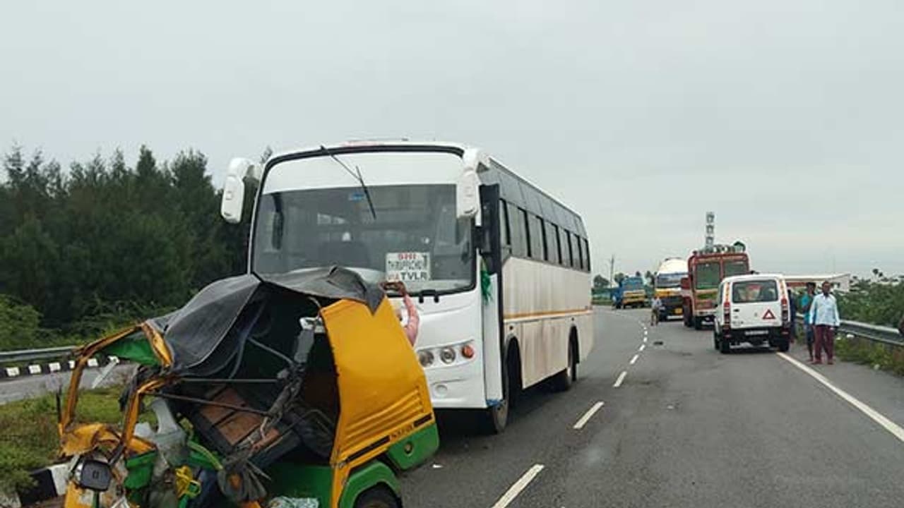 தனியார் பேருந்து ஆட்டோ நேருக்கு நேர் பயங்கர மோதல்..! வயல் வேலைக்கு சென்ற 3 பேர் பரிதாபமாக உயிரிழப்பு..! தனியார் பேருந்து ஆட்டோ நேருக்கு நேர் பயங்கர மோதல்..! வயல் வேலைக்கு சென்ற 3 பேர் பரிதாபமாக உயிரிழப்பு..!