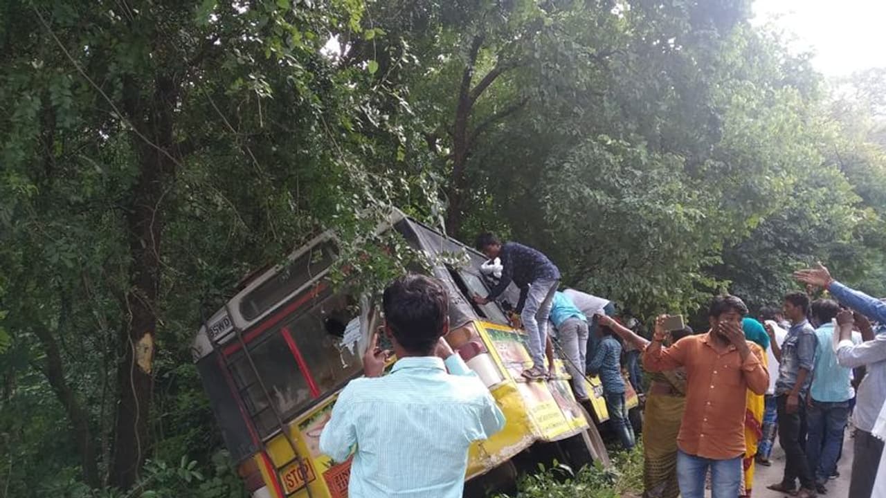 మరో ఆర్టీసీ యాక్సిడెంట్... ప్రయాణికులకు తప్పిన పెను ప్రమాదం మరో ఆర్టీసీ యాక్సిడెంట్... ప్రయాణికులకు తప్పిన పెను ప్రమాదం