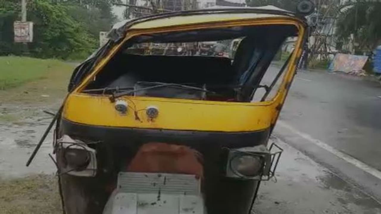 চলন্ত অটোর উপর ভেঙে পড়ল বিদ্যুতের খুঁটি, আহত ৬ চলন্ত অটোর উপর ভেঙে পড়ল বিদ্যুতের খুঁটি, আহত ৬