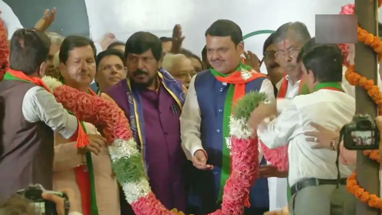 ಶಾಸಕಾಂಗ ಪಕ್ಷದ ನಾಯಕರಾಗಿ ದೇವೇಂದ್ರ ಮರು ಆಯ್ಕೆ: ಠಾಕ್ರೆಗೆ ಧನ್ಯವಾದ ಎಂದ ಫಡ್ನವೀಸ್! ಶಾಸಕಾಂಗ ಪಕ್ಷದ ನಾಯಕರಾಗಿ ದೇವೇಂದ್ರ ಮರು ಆಯ್ಕೆ: ಠಾಕ್ರೆಗೆ ಧನ್ಯವಾದ ಎಂದ ಫಡ್ನವೀಸ್!