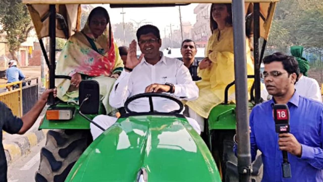 বহিষ্কৃত নাতি থেকে জাঠভূমির কিংমেকার, দুশ্যন্ত ই 'ভগবান' সোশ্যাল মিডিয়ায় বহিষ্কৃত নাতি থেকে জাঠভূমির কিংমেকার, দুশ্যন্ত ই 'ভগবান' সোশ্যাল মিডিয়ায়