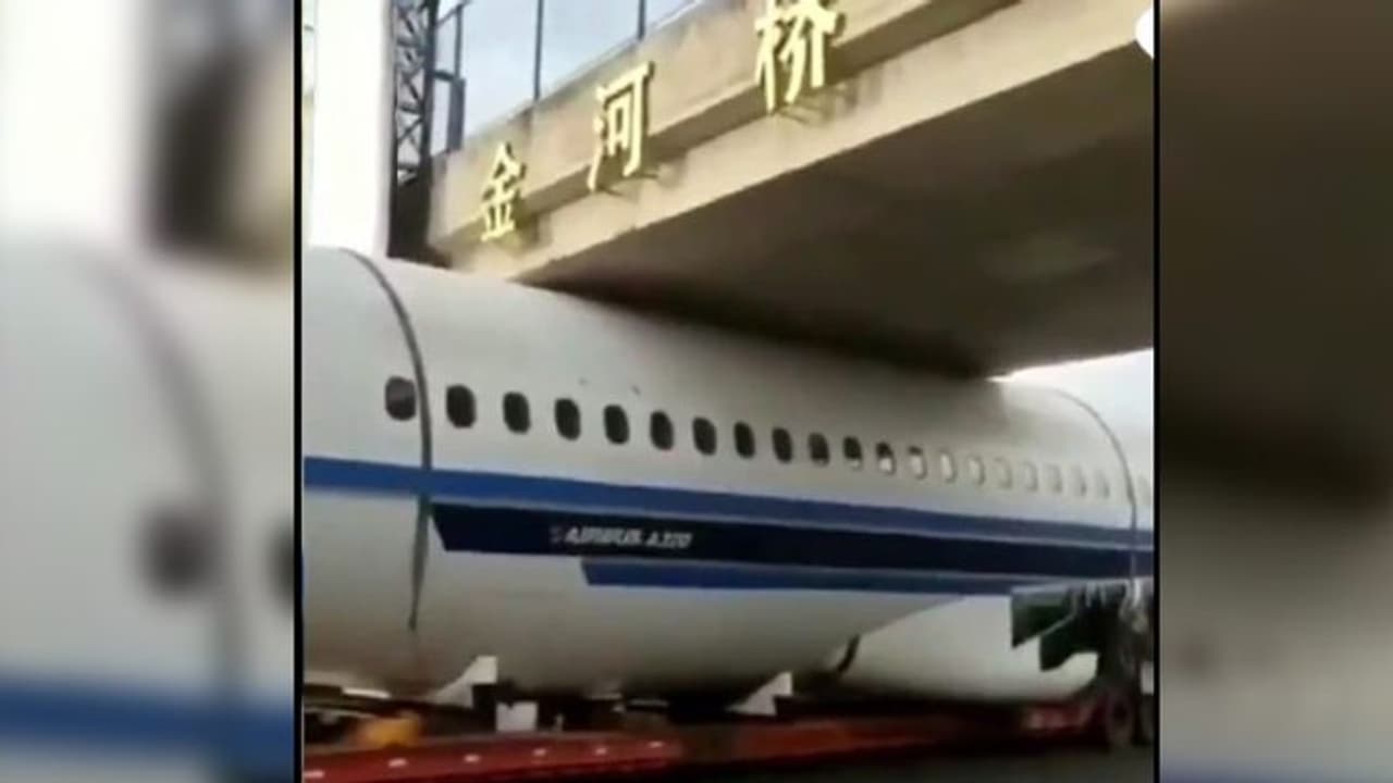 ব্রীজের তলায় ঢুকে গেল আস্ত একটা বিমান, ভাইরাল ভিডিও ব্রীজের তলায় ঢুকে গেল আস্ত একটা বিমান, ভাইরাল ভিডিও