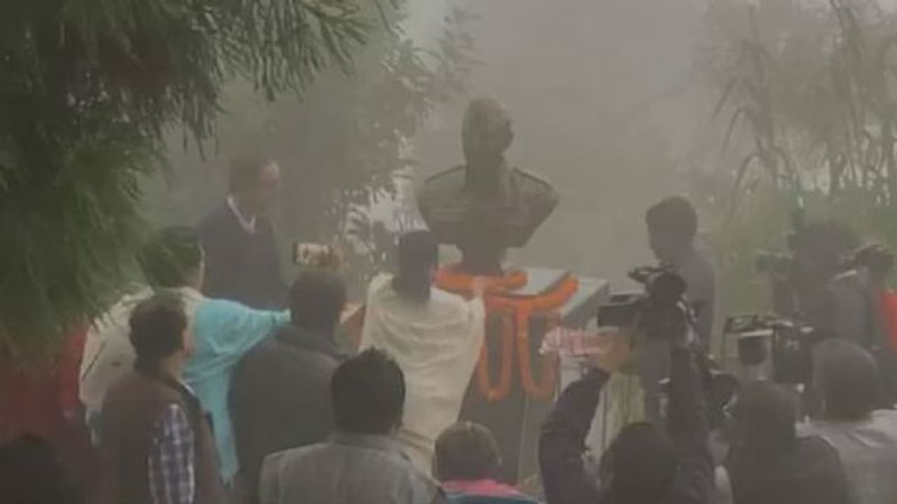 গোর্খা সেনাদের সঙ্গে সুসম্পর্ক ছিল নেতাজির, কার্শিয়াং এ মিউজিয়াম পরিদর্শন করে আবেগ উস্কে দিলেন মুখ্যমন্ত্রী গোর্খা সেনাদের সঙ্গে সুসম্পর্ক ছিল নেতাজির, কার্শিয়াং এ মিউজিয়াম পরিদর্শন করে আবেগ উস্কে দিলেন মুখ্যমন্ত্রী