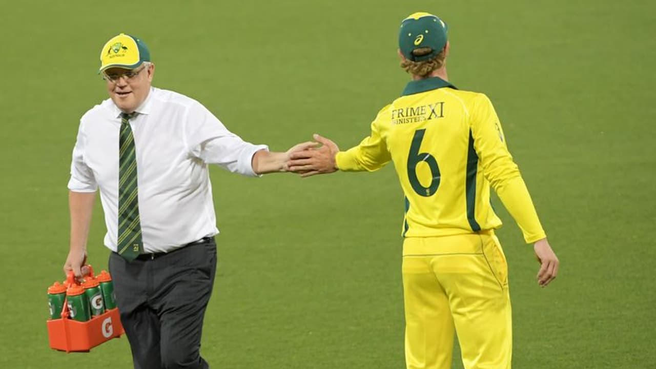 ಆಸ್ಟ್ರೇಲಿಯಾ vs ಶ್ರೀಲಂಕಾ ಟಿ20 ; ವಾಟರ್ ಬಾಯ್ ಆಗಿ ಬದಲಾದ ಪ್ರಧಾನಿ! ಆಸ್ಟ್ರೇಲಿಯಾ vs ಶ್ರೀಲಂಕಾ ಟಿ20 ; ವಾಟರ್ ಬಾಯ್ ಆಗಿ ಬದಲಾದ ಪ್ರಧಾನಿ!