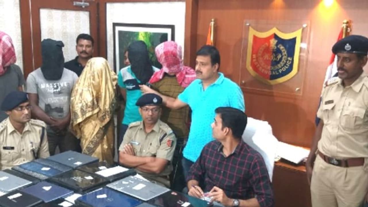 আন্তর্জাতিক পাচারচক্রে বিএসএফ জওয়ানের নাম, মিলল ২৭টি ল্যাপটপ আন্তর্জাতিক পাচারচক্রে বিএসএফ জওয়ানের নাম, মিলল ২৭টি ল্যাপটপ