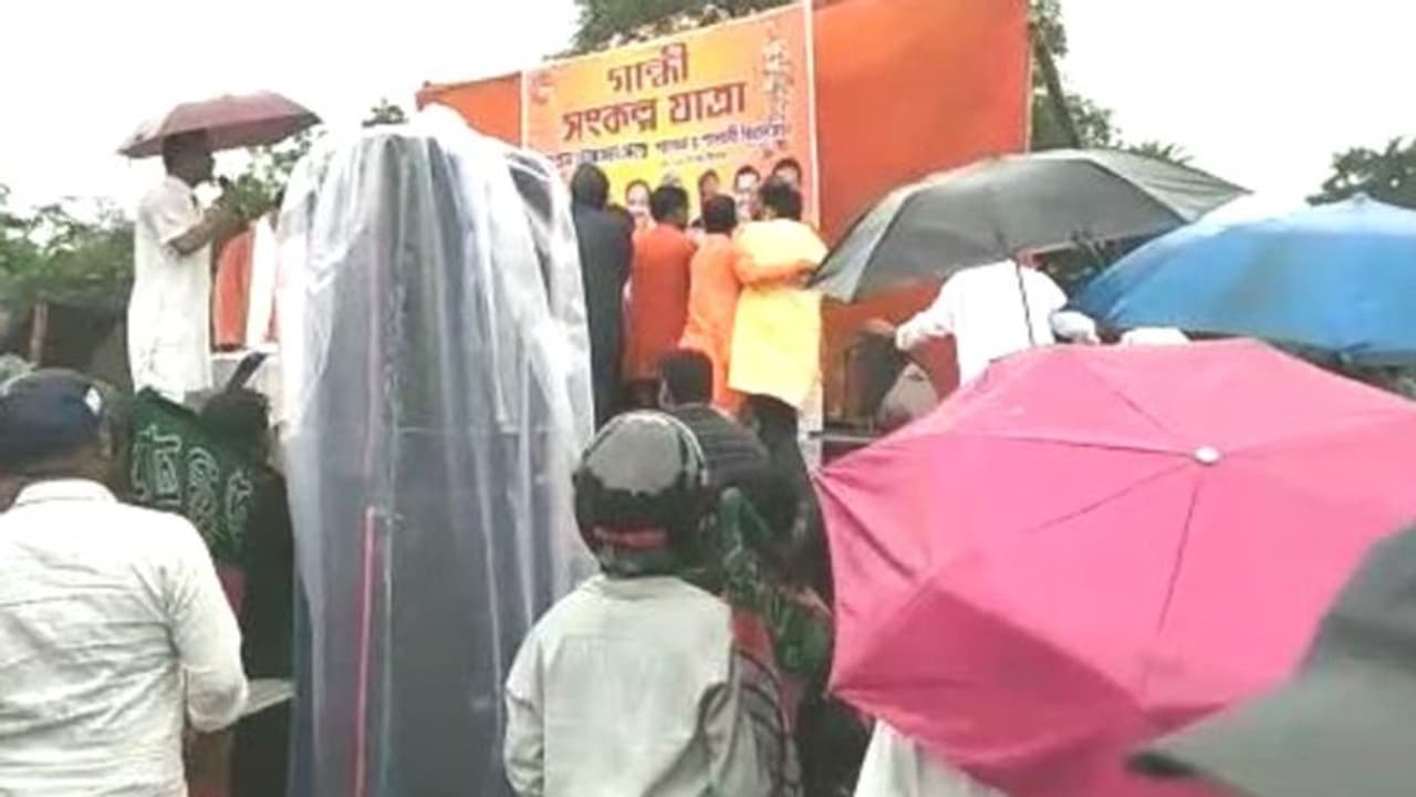 গান্ধীর অহিংস যাত্রায় বিজেপিতে হিংসা, সাংসদের সামনে হাতাহাতি দুই জেলা নেতার গান্ধীর অহিংস যাত্রায় বিজেপিতে হিংসা, সাংসদের সামনে হাতাহাতি দুই জেলা নেতার