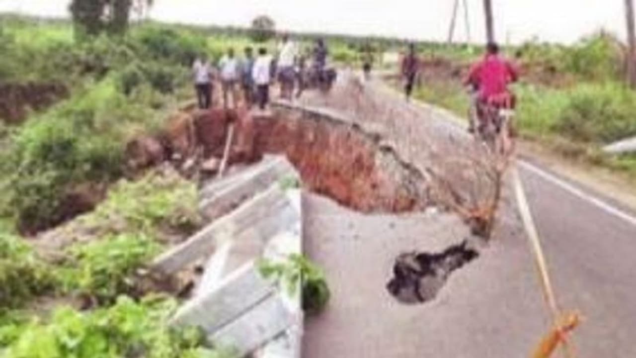 ಮಂಡ್ಯ: ಸೇತುವೆ ಕುಸಿದು ಗ್ರಾಮಗಳಿಗೆ ಸಂಪರ್ಕ ಕಡಿತ ಮಂಡ್ಯ: ಸೇತುವೆ ಕುಸಿದು ಗ್ರಾಮಗಳಿಗೆ ಸಂಪರ್ಕ ಕಡಿತ