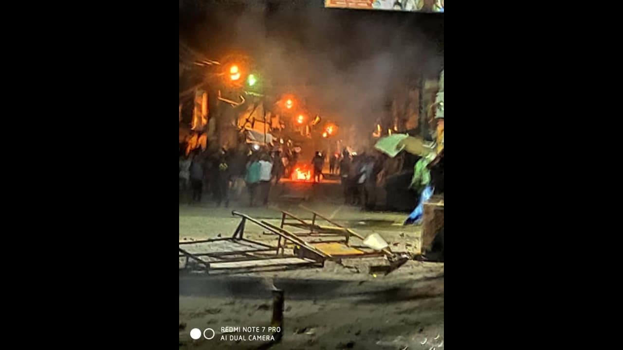 சீக்கிரம் படத்தைப் போடுங்கப்பா !! பிகில் படத்தை வெளியிட லேட் ஆனதால் விஜய் ரசிகர்கள் ஆத்திரம் !! கலவர பூமியான கிருஷ்ணகிரி !!