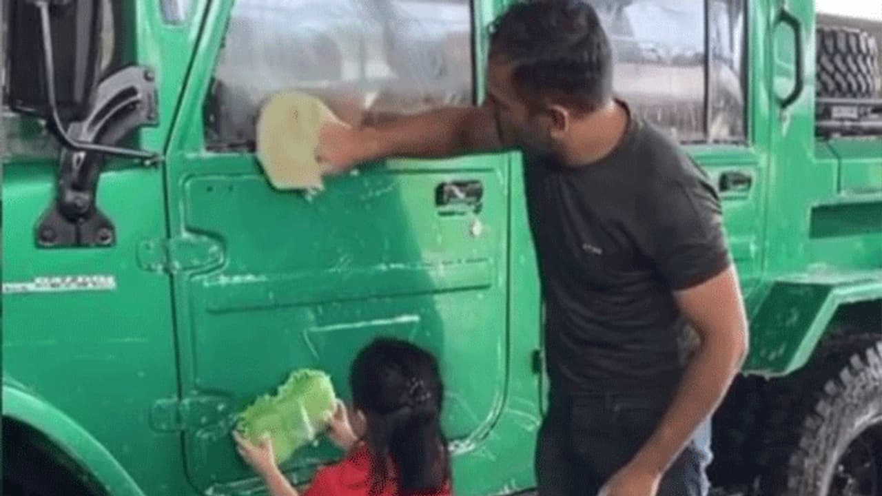 ಧೋನಿ ಜತೆ ಕಾರ್ ತೊಳೆದ ಝಿವಾ! ಸರಳತೆಗೆ ಜೈ ಎಂದ ಫ್ಯಾನ್ಸ್ ಧೋನಿ ಜತೆ ಕಾರ್ ತೊಳೆದ ಝಿವಾ! ಸರಳತೆಗೆ ಜೈ ಎಂದ ಫ್ಯಾನ್ಸ್