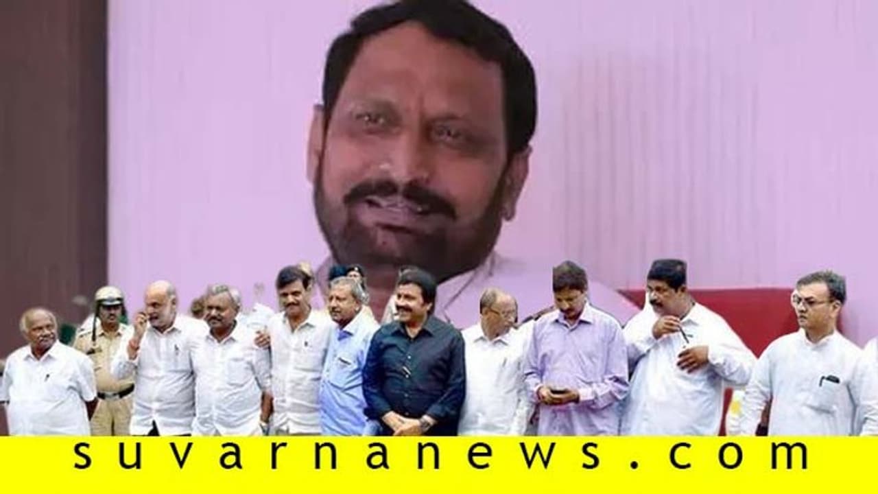 ಅನರ್ಹ ಶಾಸಕರಿಗೆ ಕೈ ಎತ್ತಿದ ಡಿಸಿಎಂ; ಸಿಡಿಸಿದ್ರು ಹೊಸ ಬಾಂಬ್! ಅನರ್ಹ ಶಾಸಕರಿಗೆ ಕೈ ಎತ್ತಿದ ಡಿಸಿಎಂ; ಸಿಡಿಸಿದ್ರು ಹೊಸ ಬಾಂಬ್!