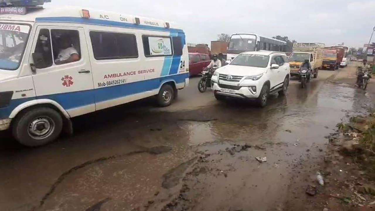 மோசமான சாலையில் ஆபத்தாக இருந்த பள்ளம்..! லாரி மோதி கணவர் கண் முன்னே மனைவி பரிதாப பலி..!