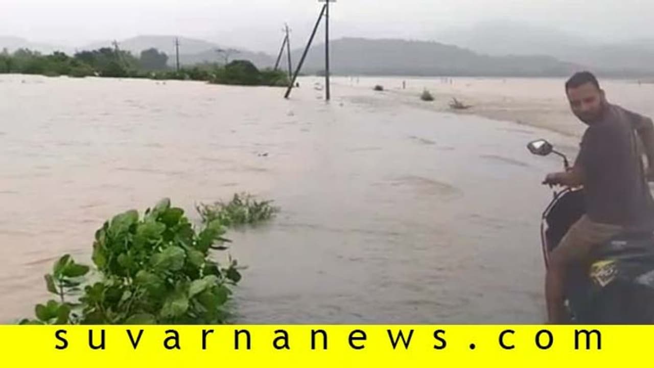 ಉಕ್ಕೇರುತ್ತಿರುವ ಸಮುದ್ರ : ಭಾರೀ ಮಳೆಗೆ ಹಲವು ಪ್ರದೇಶ ಜಲಾವೃತ ಉಕ್ಕೇರುತ್ತಿರುವ ಸಮುದ್ರ : ಭಾರೀ ಮಳೆಗೆ ಹಲವು ಪ್ರದೇಶ ಜಲಾವೃತ