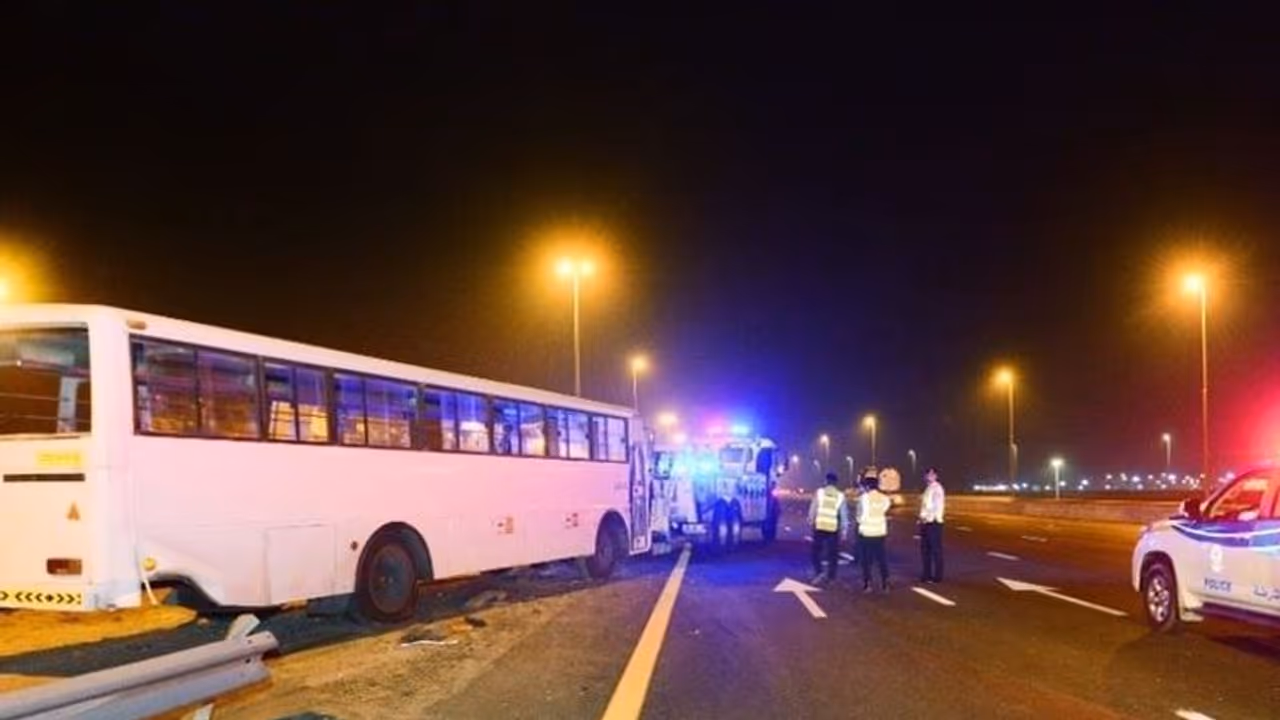 യുഎഇയില് ബസ് അപകടം; 21 പ്രവാസി തൊഴിലാളികള്ക്ക് പരിക്ക് യുഎഇയില് ബസ് അപകടം; 21 പ്രവാസി തൊഴിലാളികള്ക്ക് പരിക്ക്