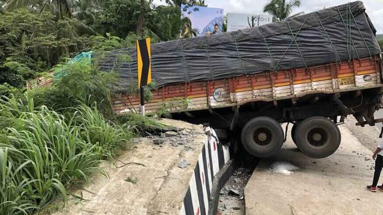 അപകടക്കെണിയായി വട്ടപ്പാറ വളവ്; ആഴ്ചകൾക്കിടെ നാലാമത്തെ അപകടം അപകടക്കെണിയായി വട്ടപ്പാറ വളവ്; ആഴ്ചകൾക്കിടെ നാലാമത്തെ അപകടം