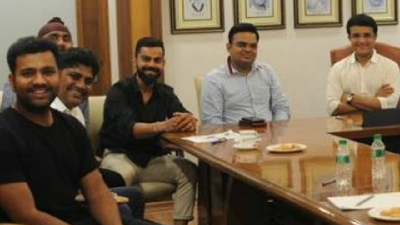 சாஸ்திரியை கழட்டிவிட்டு கோலி, ரோஹித்துடன் மீட்டிங் போட்ட கங்குலி..? கண்டெண்ட் இதுதான் சாஸ்திரியை கழட்டிவிட்டு கோலி, ரோஹித்துடன் மீட்டிங் போட்ட கங்குலி..? கண்டெண்ட் இதுதான்