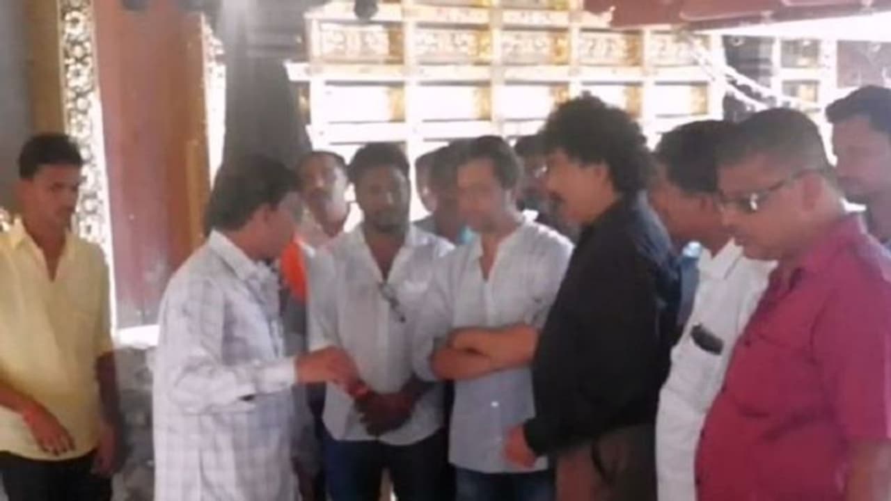 ಅರ್ಜುನ್ ಸರ್ಜಾ ನಿರ್ಮಾಣದ ಹನುಮ ದೇಗುಲಕ್ಕೆ ಮಂಗಳೂರಿನ ಶಿಲ್ಪಿ ಅರ್ಜುನ್ ಸರ್ಜಾ ನಿರ್ಮಾಣದ ಹನುಮ ದೇಗುಲಕ್ಕೆ ಮಂಗಳೂರಿನ ಶಿಲ್ಪಿ