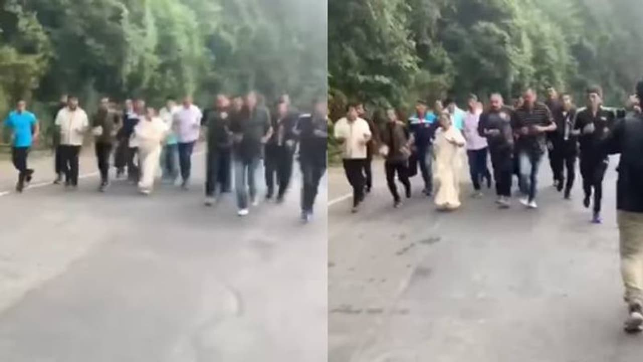 പ്രകൃതിയെ സംരക്ഷിക്കണം; പത്ത് കിലോമീറ്റർ ഓടി ബംഗാള് മുഖ്യമന്ത്രിയുടെ ബോധവൽക്കരണം പ്രകൃതിയെ സംരക്ഷിക്കണം; പത്ത് കിലോമീറ്റർ ഓടി ബംഗാള് മുഖ്യമന്ത്രിയുടെ ബോധവൽക്കരണം