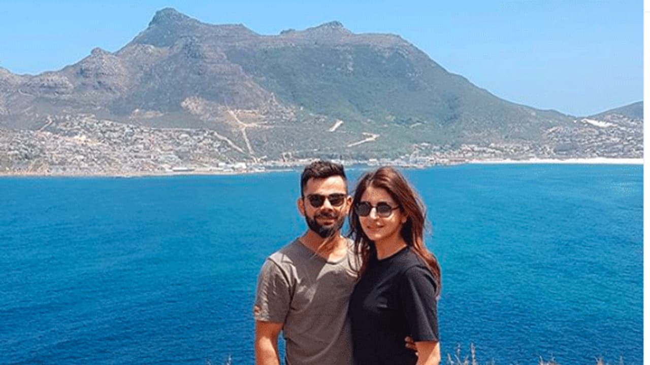 అనుష్క శర్మతో విరాట్ కోహ్లీ రొమాంటిక్ ఫోటో... నెట్టింట వైరల్ అనుష్క శర్మతో విరాట్ కోహ్లీ రొమాంటిక్ ఫోటో... నెట్టింట వైరల్