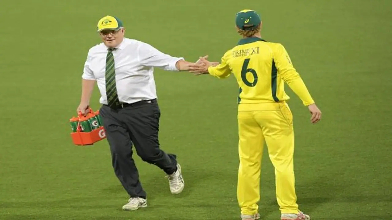 ক্রিকেটারদের জল খাওয়াতে, বোতল হাতে মাঠে নামলেন প্রধানমন্ত্রী, ছবি ভাইরাল