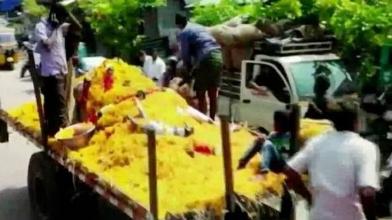 ദേശീയ ജേതാവായിരുന്ന കാള ചത്തു; വികാരഭരിതമായ സംസ്കാരം നടത്തി കര്‍ഷകന്‍