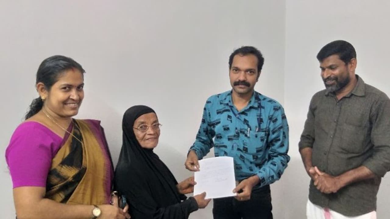 കൊച്ചുമകളുടെ നിക്കാഹ് ഹരിതചട്ടപ്രകാരം മതി; മാതൃകയായി ആമിനാത്ത, കയ്യടിച്ച് നാട്ടുകാരും കൊച്ചുമകളുടെ നിക്കാഹ് ഹരിതചട്ടപ്രകാരം മതി; മാതൃകയായി ആമിനാത്ത, കയ്യടിച്ച് നാട്ടുകാരും