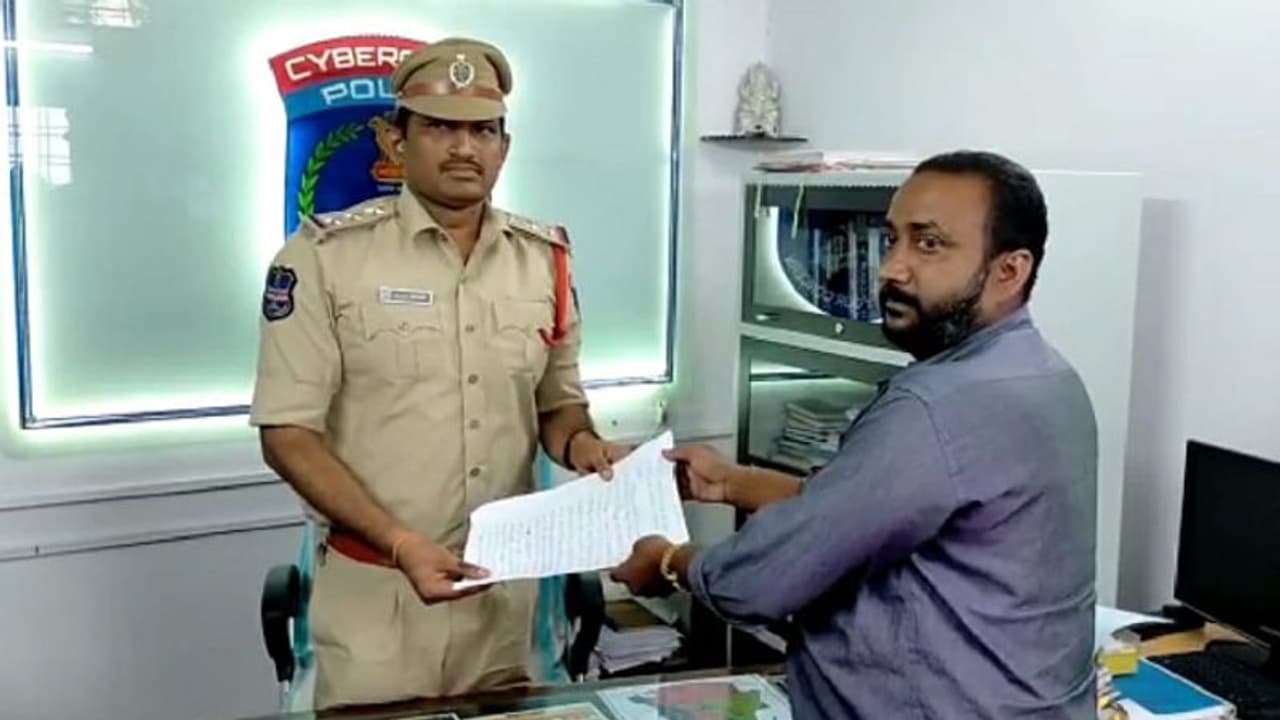 RTC strike: అశ్వత్ధామ రెడ్డిపై కూకట్ పల్లి పోలీస్ స్టేషన్లో కేసు RTC strike: అశ్వత్ధామ రెడ్డిపై కూకట్ పల్లి పోలీస్ స్టేషన్లో కేసు