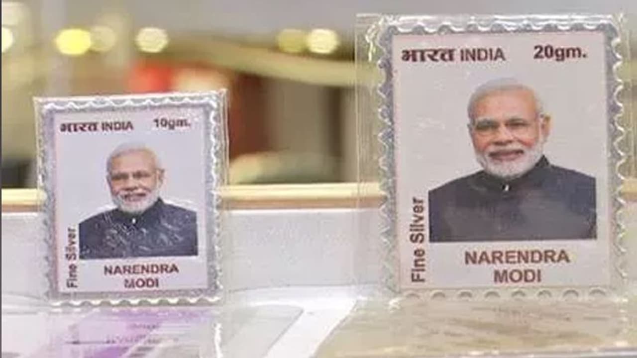 धनतेरस पर डिमांड में आए सस्ते सुंदर 'मोदी' की तस्वीर वाले हल्के चांदी के सिक्के