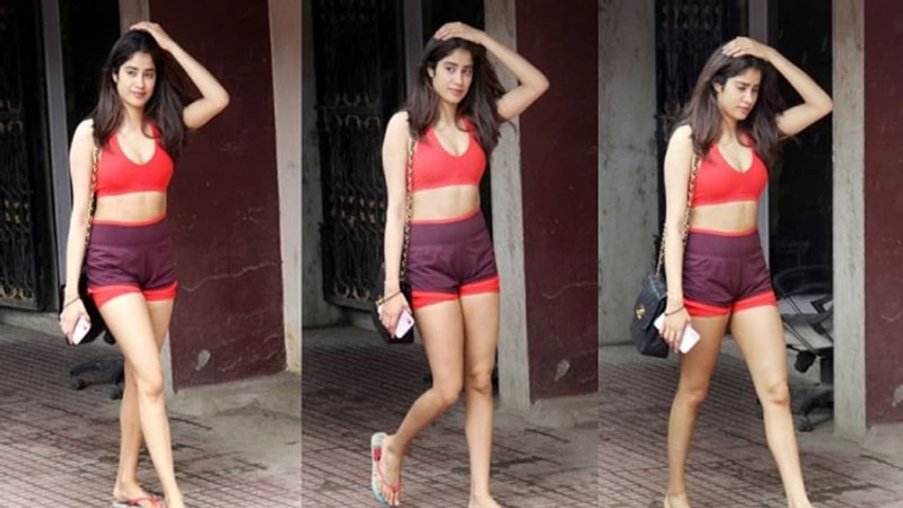 స్పోర్ట్స్ బ్రాలో జాన్వీ లుక్.. మాములుగా లేదుగా! స్పోర్ట్స్ బ్రాలో జాన్వీ లుక్.. మాములుగా లేదుగా!