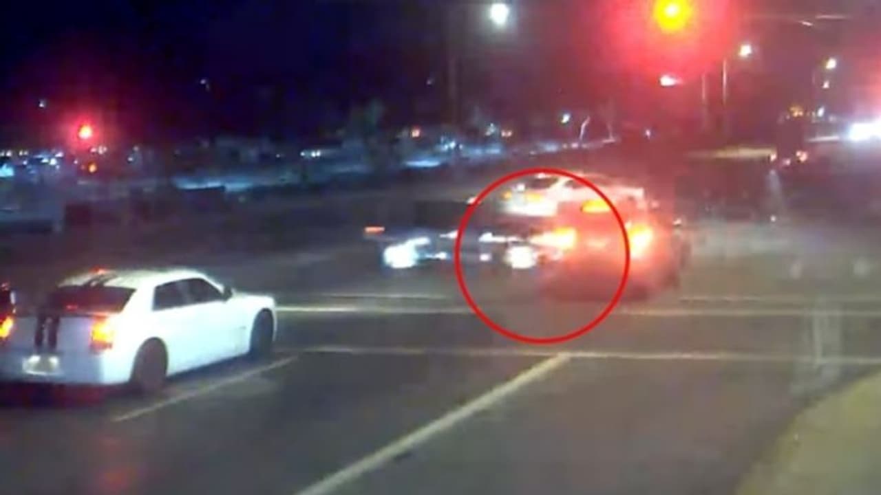 നിയന്ത്രണം വിട്ട ജീപ്പിനെ ഇടിച്ചുതെറുപ്പിച്ച് കാര്; കൈക്കുഞ്ഞുമായി ദമ്പതികള് രക്ഷപ്പെട്ടത് തലനാരിഴയ്ക്ക് നിയന്ത്രണം വിട്ട ജീപ്പിനെ ഇടിച്ചുതെറുപ്പിച്ച് കാര്; കൈക്കുഞ്ഞുമായി ദമ്പതികള് രക്ഷപ്പെട്ടത് തലനാരിഴയ്ക്ക്